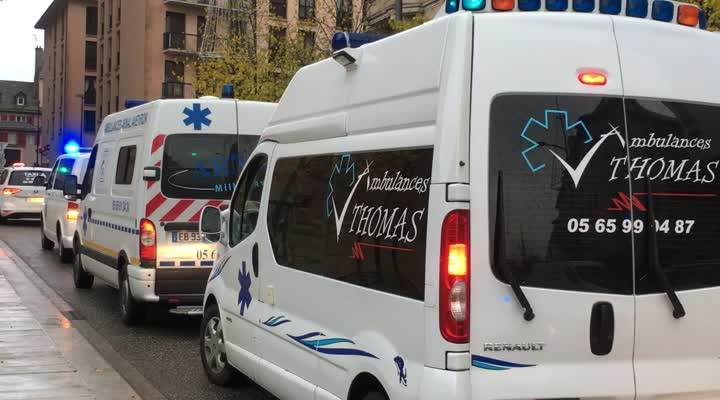 Rodez - AVEYRON - RODEZ - Manifestation des ambulanciers place d'Armes