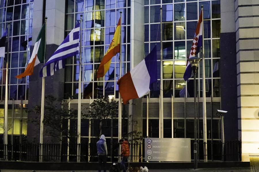 - Les drapeaux européens, français et autrichiens sont mis en berne