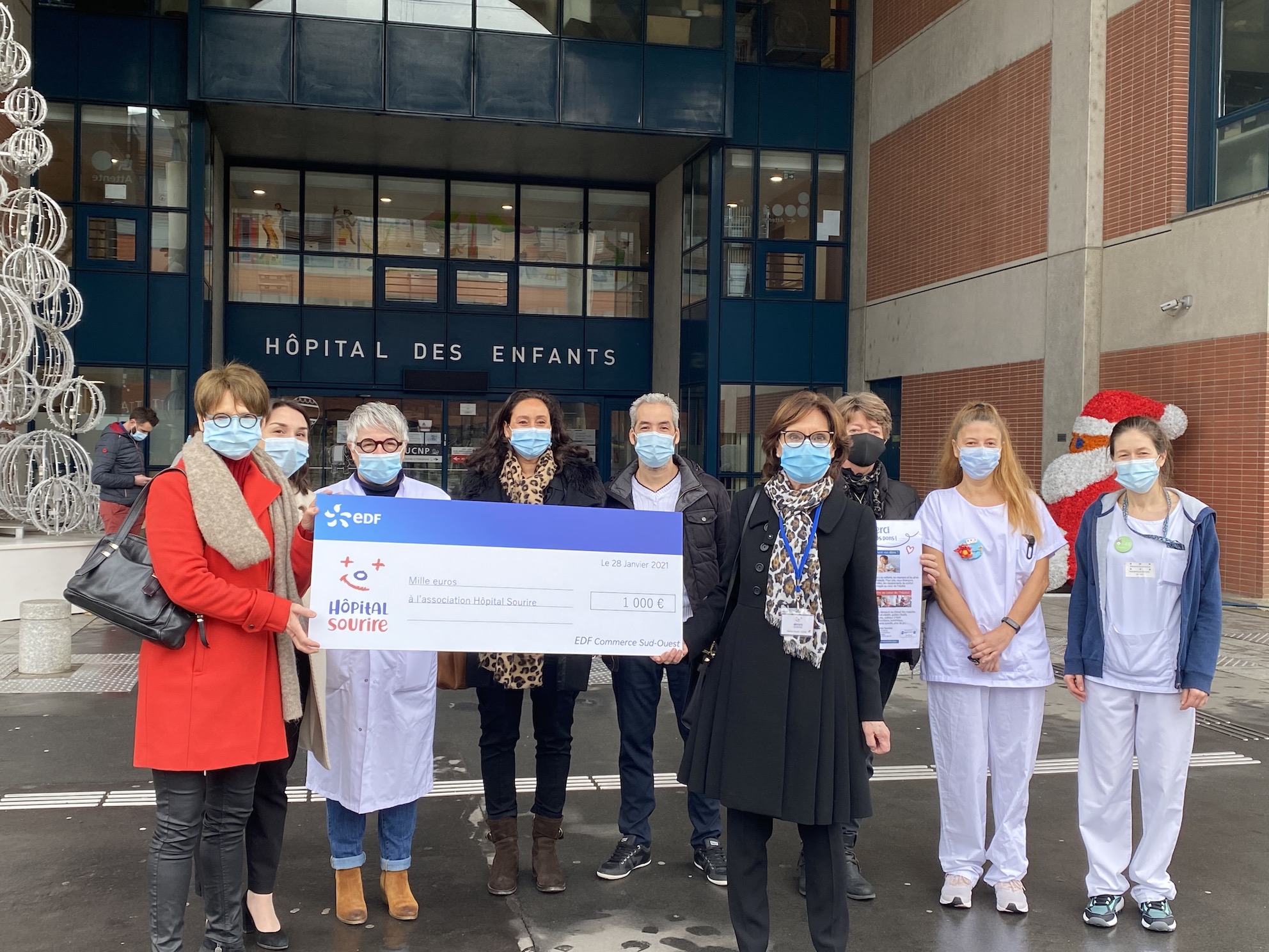Toulouse - EDF commerce Sud-Ouest vient de remettre 1000 € à l'association Hôpital Sourire.