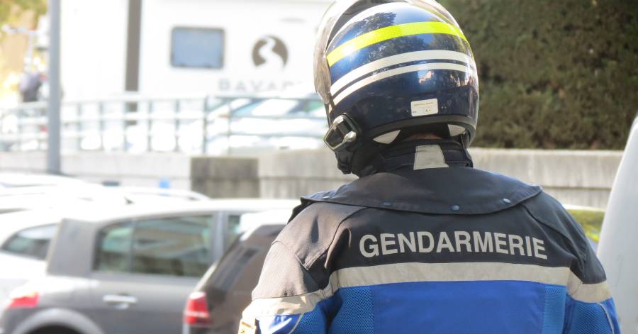 Aude - Le conducteur accélère et prend la fuite en direction de Carcassonne.