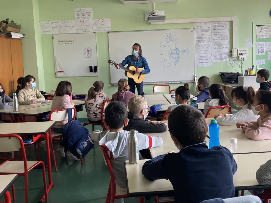 Sète - Du chant pour les résidents du Thonnaïre et une classe de l'école Ferdinand-Buisson