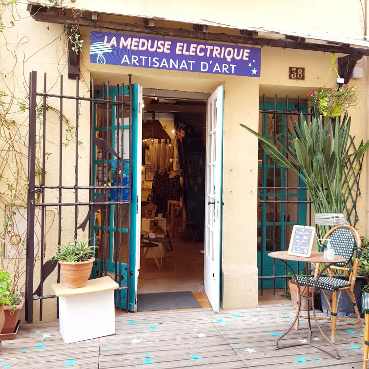MÈZE - A Mèze, la boutique d'artisanat d'art La Méduse électrique revient pour une nouvelle saison.