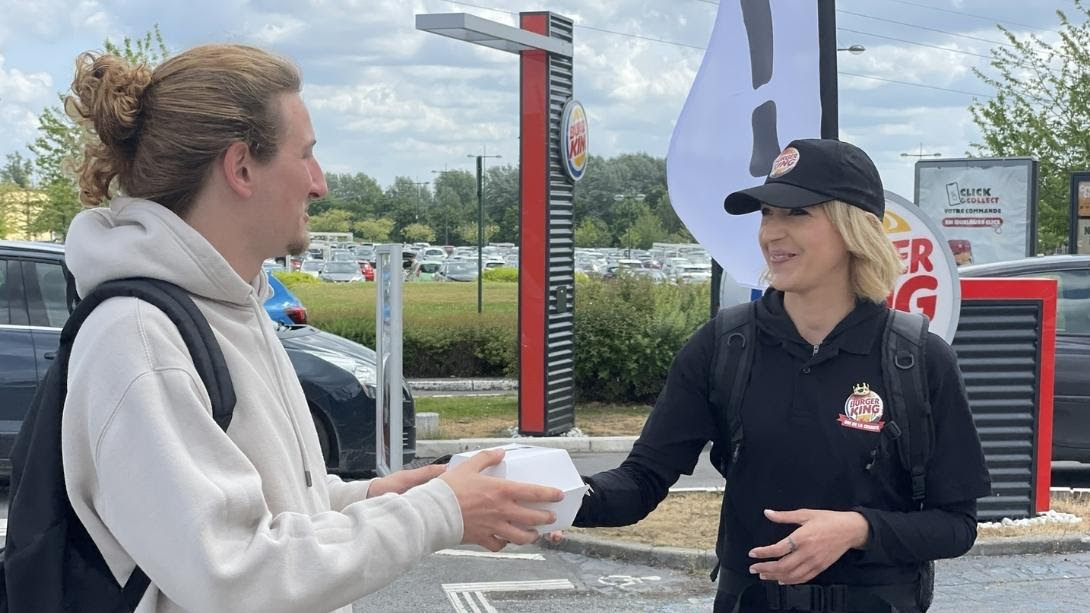 Hérault - L214 distribue ses propres « Burgers Mystère » devant Burger King