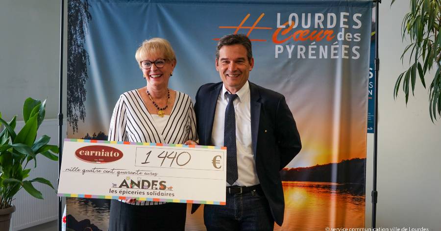 Lourdes - Le CCAS reçoit un chèque en soutien de son atelier théâtre