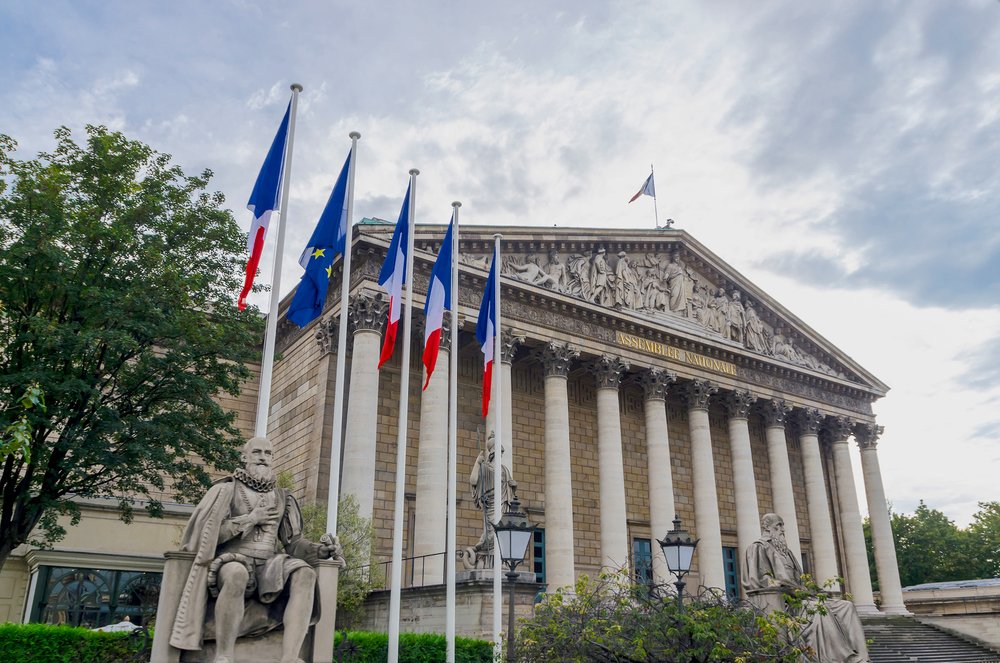 - Absence de majorité absolue à l'Assemblée nationale : défis à relever et leçons à tirer pour Emmanuel Macron