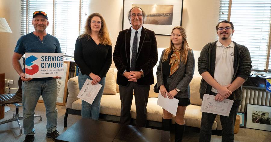 Sète - Les premiers jeunes en service civique récompensés en mairie