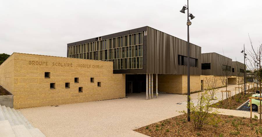 Castelnau-le-Lez - Remise d'un trophée « Prêt vert » par la Banque Postale à la Ville de Castelnau-le-Lez