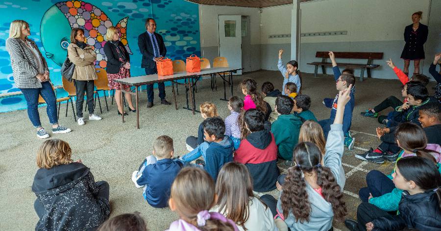 Sète - Déploiement des Classes Mobiles : remise de tablettes à l'école Jean-Macé