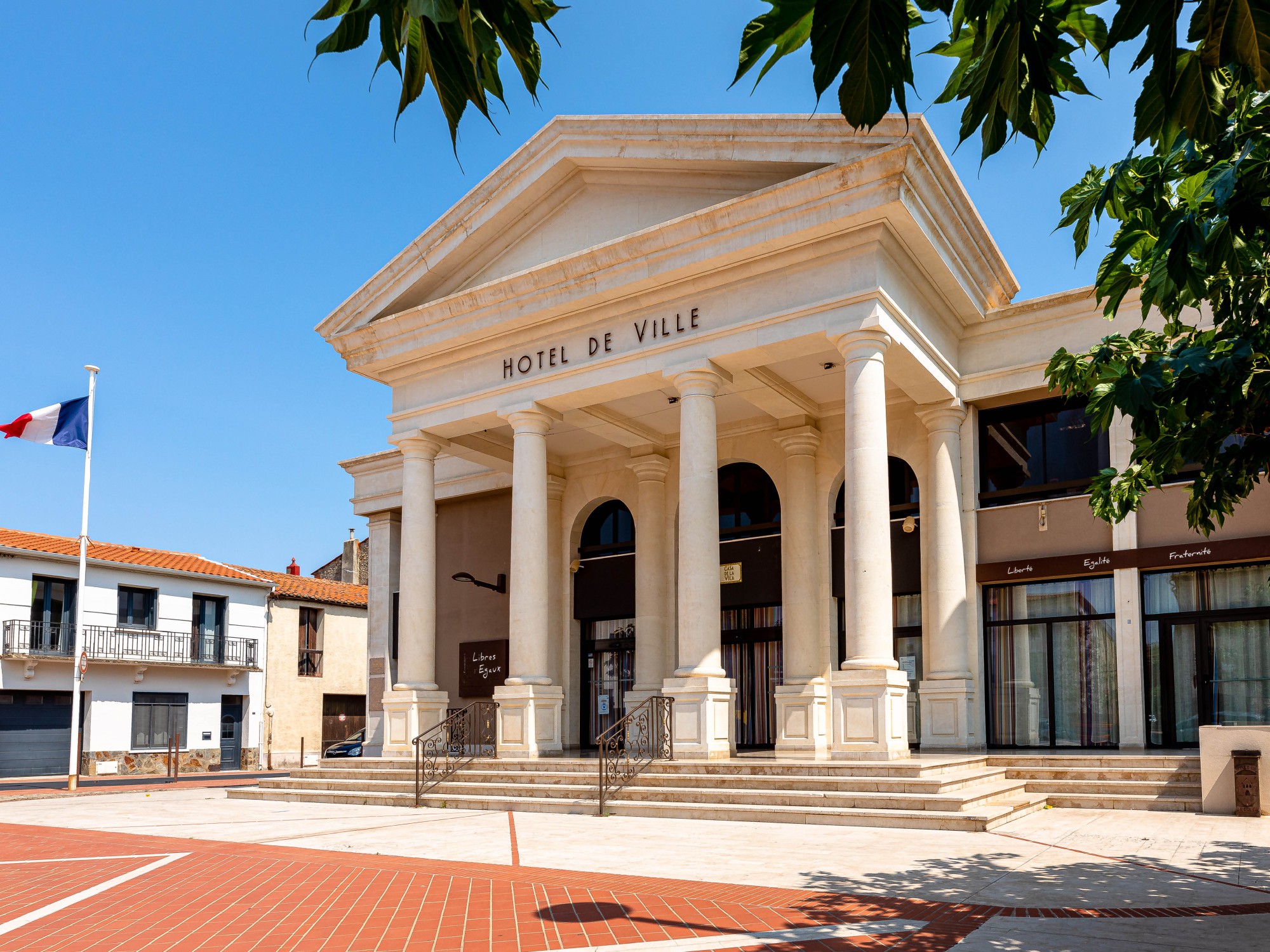 Pyrénées-Orientales - Le Soler : l'Hôtel de Ville fermé en signe de protestation face à la décision de la justice.
