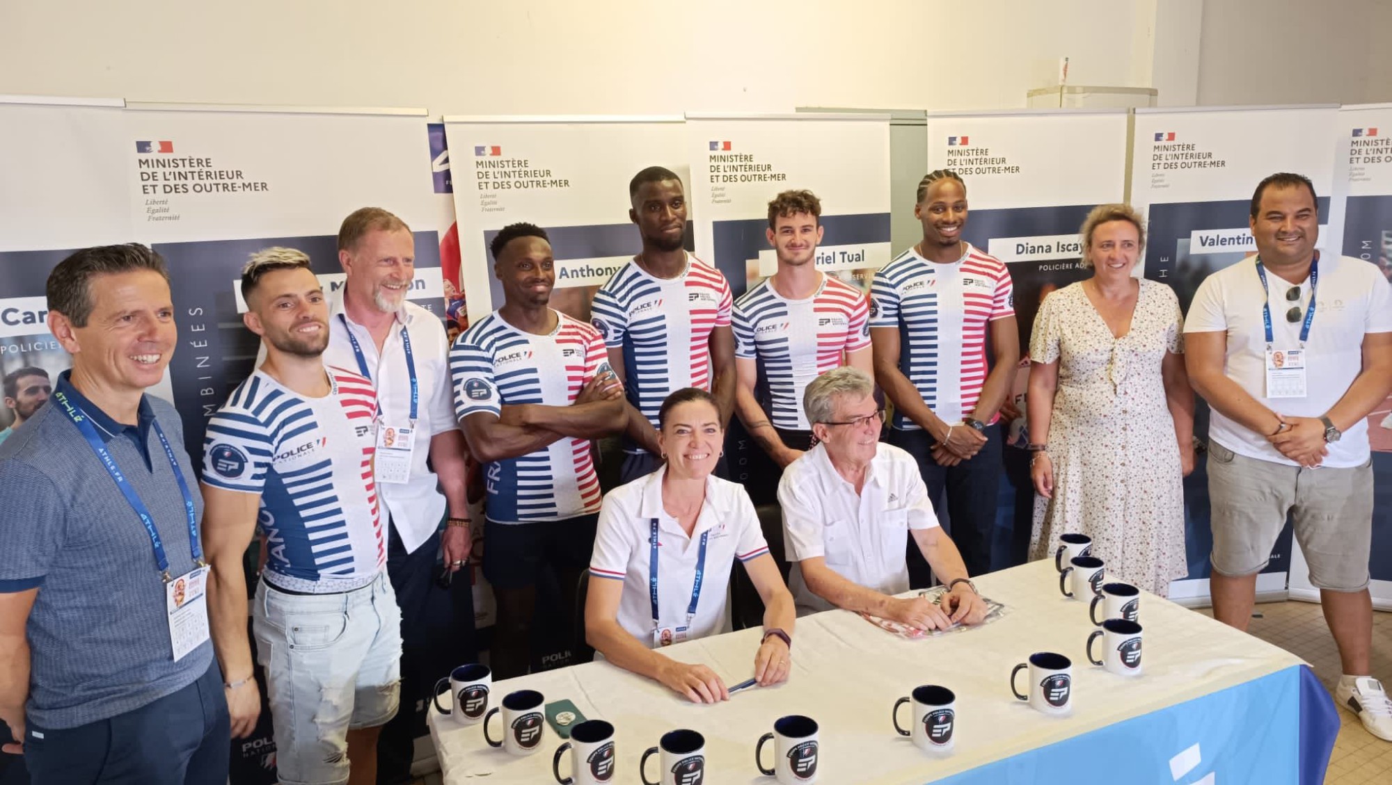 France - Les athlètes de l'Equipe police nationale en dédicace lors des championnats de France d'athlétisme