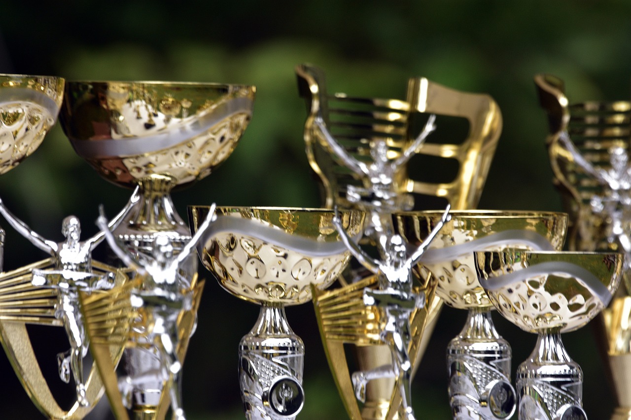 - La Beauté Éternelle des Trophées en Verre Personnalisé
