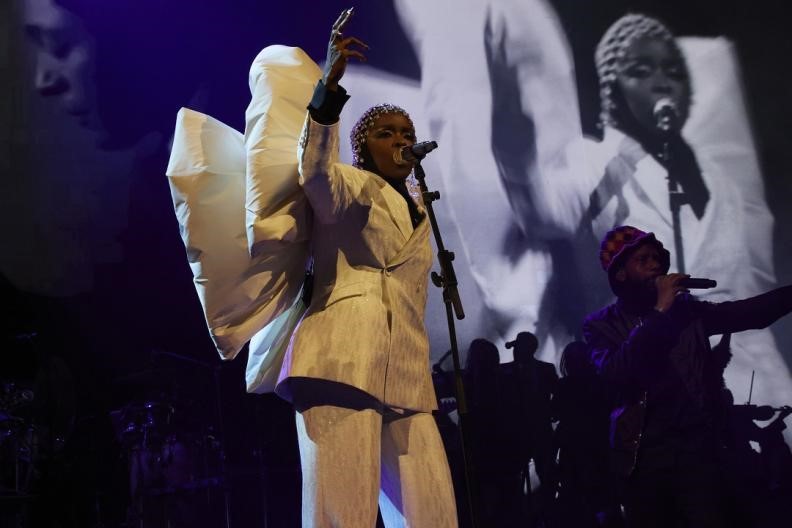 - La légende Lauryn Hill portait la CHENEY CHAN Private No.057 Couture lors de son concert