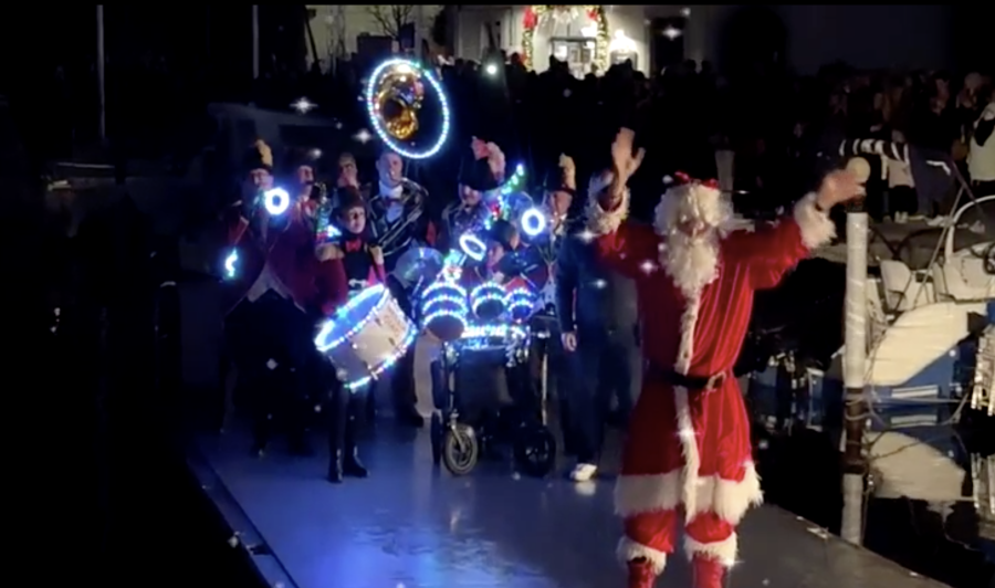 Marseillan - VIDEO - Une affluence record pour la première apparition du pére Noël!