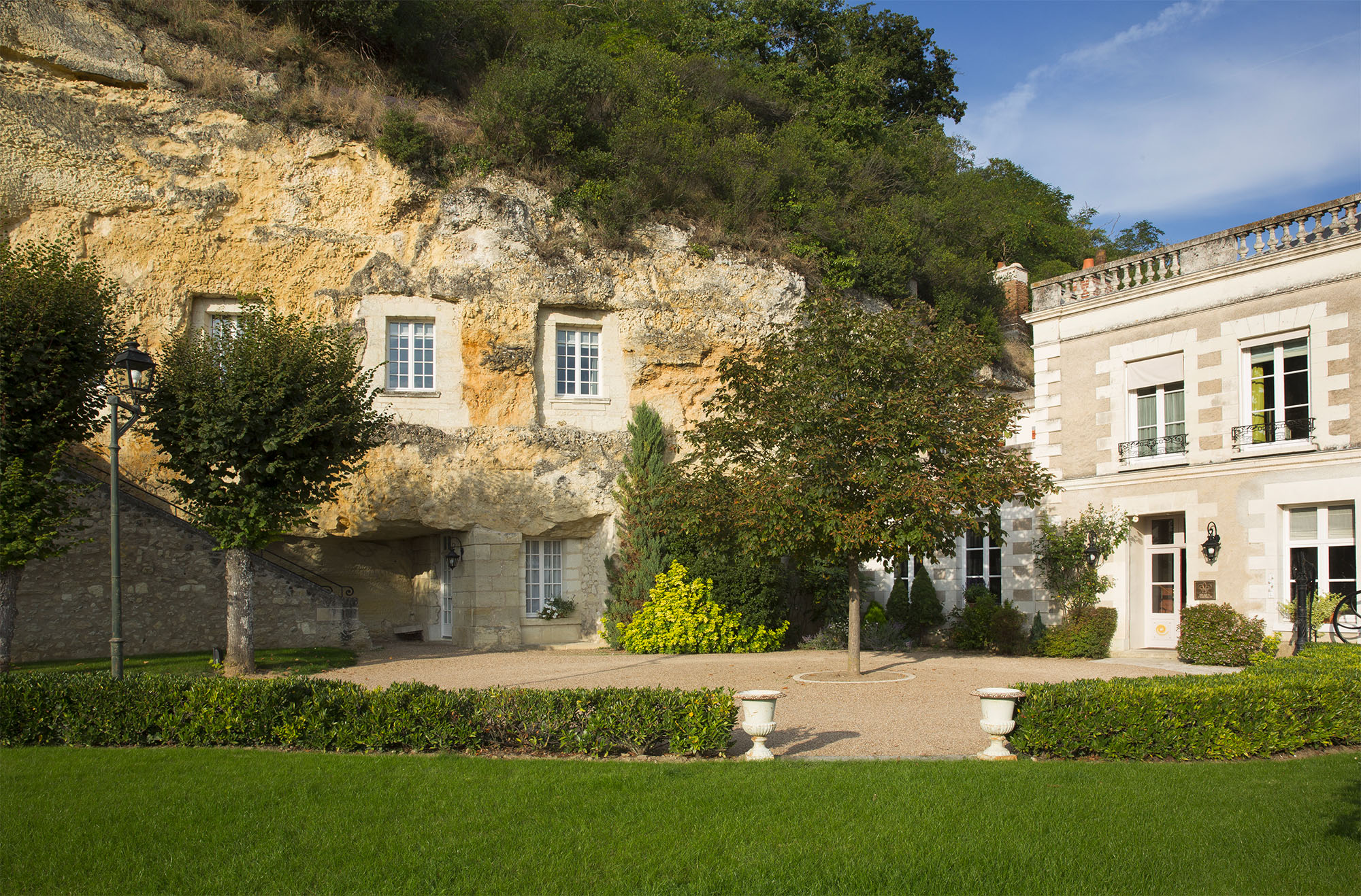 - Les Hautes Roches, expérience d'un hôtel troglodytique à 1h de Paris