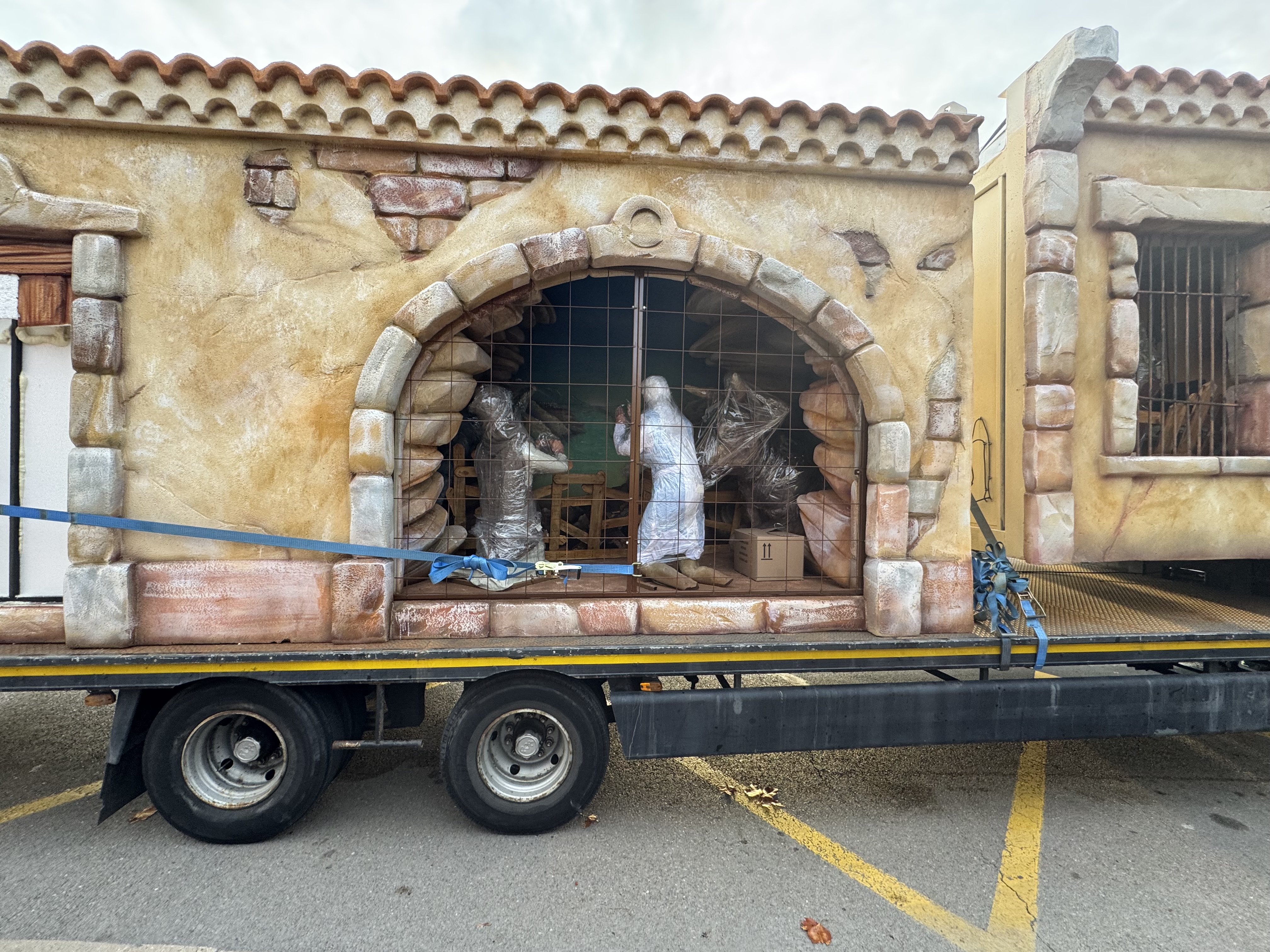 MARSEILLAN - Grosse effervescence ce matin pour l'arrivée des premiers éléments de la nouvelle crèche de Noel