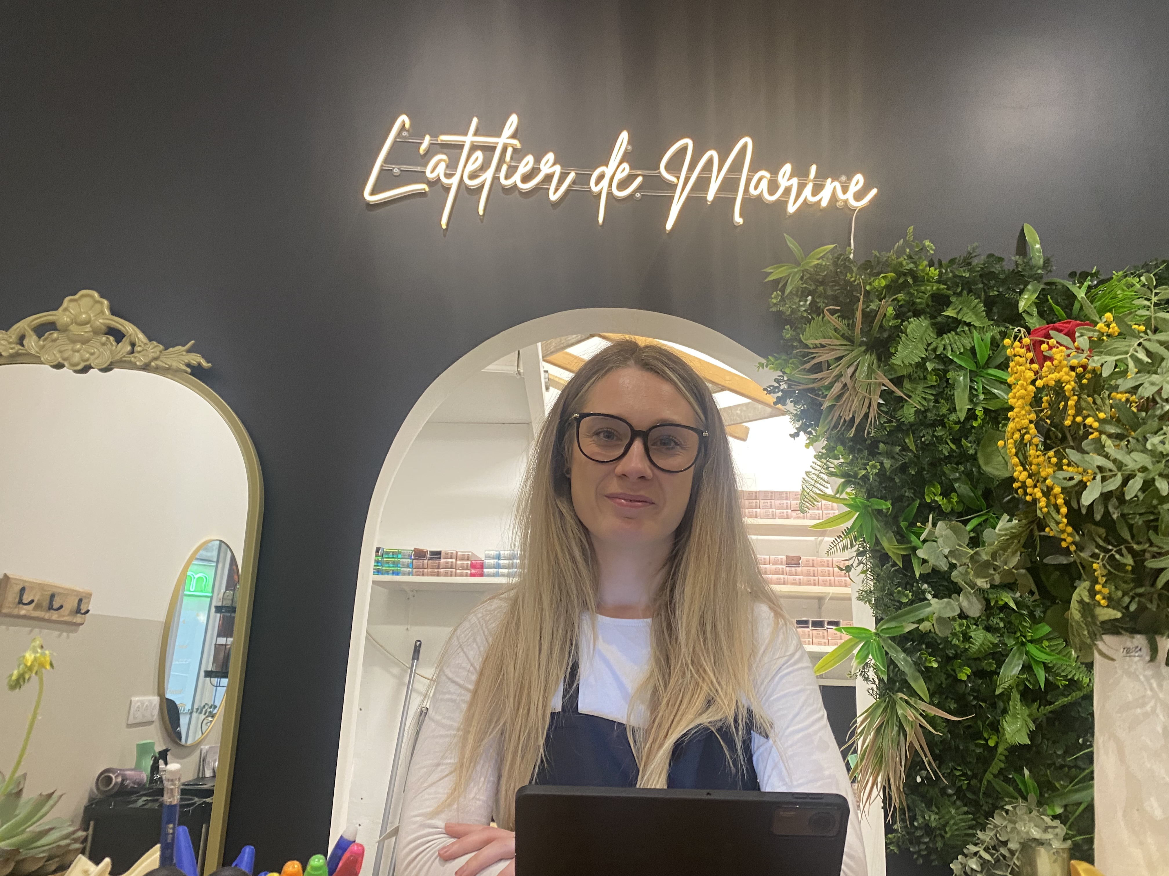MARSEILLAN - L'Atelier de Marine : La coiffure devient un art et chaque client une priorité .
