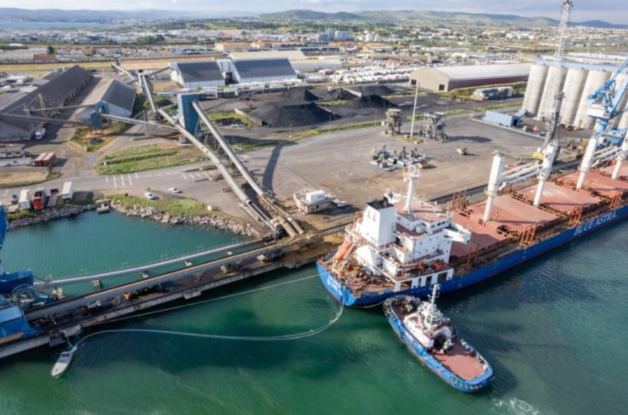 SÈTE - CEM'IN'LOG : 30 000 tonnes de clinker livrées par bateau à Sète, une première !