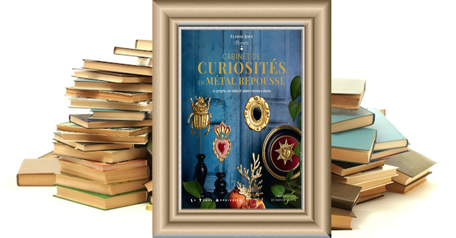 Cabinet de curiositiés en métal repoussé - 32 grisgris, ex-voto & autres trésors dorés - Elodie JOLY