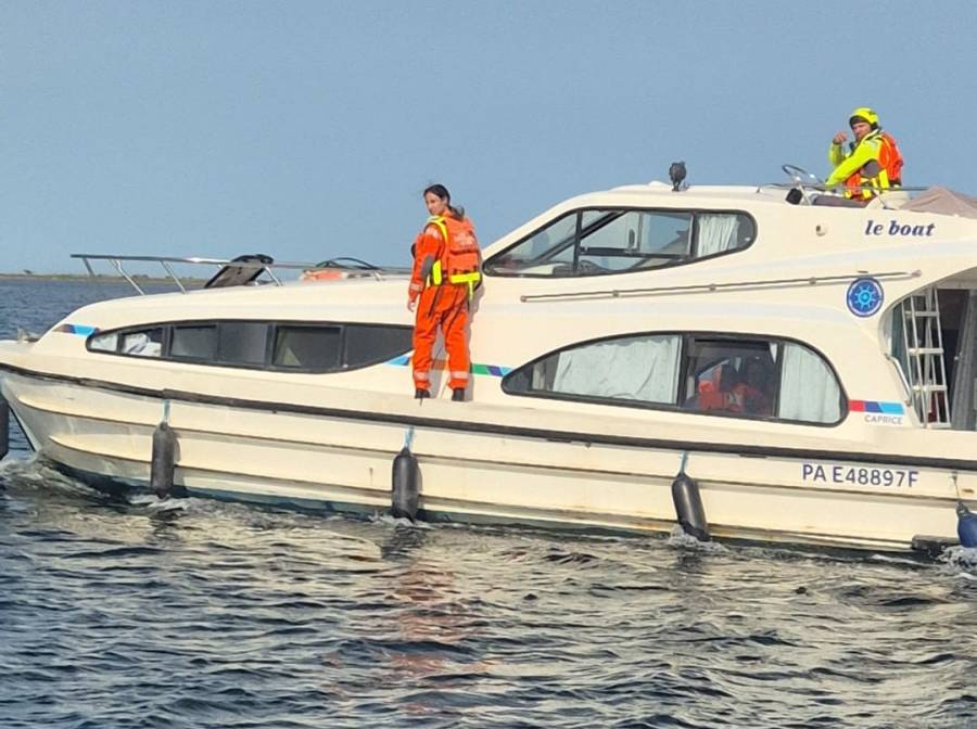 MARSEILLAN - Chenal des Onglous : une péniche échouée, des sauveteurs en mer au top ! »