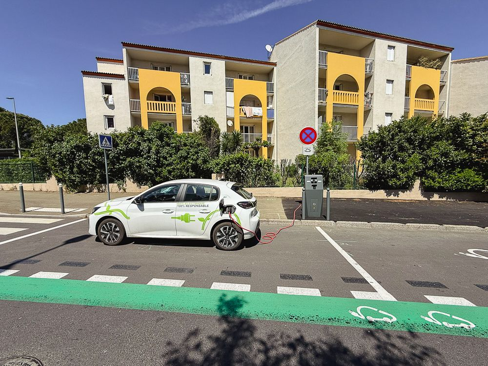 BÉZIERS - Béziers, Arcachon et Aigues-Mortes déploient la recharge pour véhicules électriques avec SIT